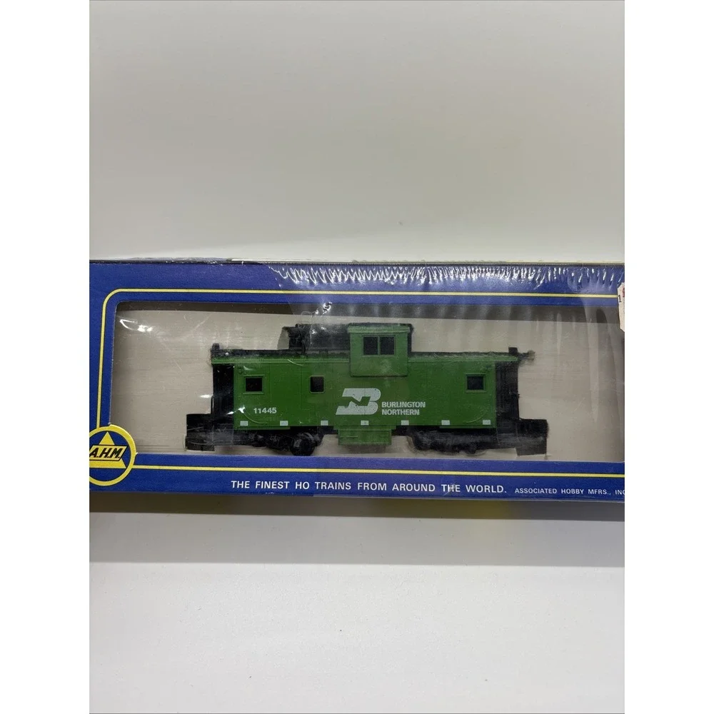 HO SCALE AHM  BURLINGTON NORTHERN  CABOOSE #11445  622904